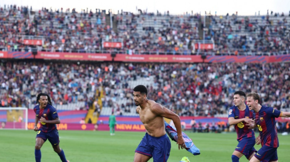 Barcelona vence Girona com gol no fim e assume lideran&ccedil;a do Espanhol