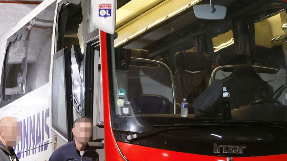 Jogo do Lyon no Franc&ecirc;s &eacute; adiado por ataque a &ocirc;nibus; PSG vence Brest e &eacute; vice-l&iacute;der