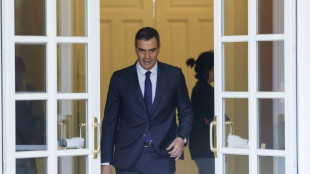 Sánchez sigue en el poder en España, pero el misterio y las dudas se mantienen