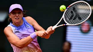 Swiatek leva susto mas vence Rybakina e vai &agrave;s quartas de final de Roland Garros