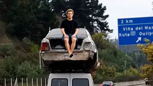 Chili : Une voiture transport&eacute;e sur le toit d'une camionnette sur la Ruta 68