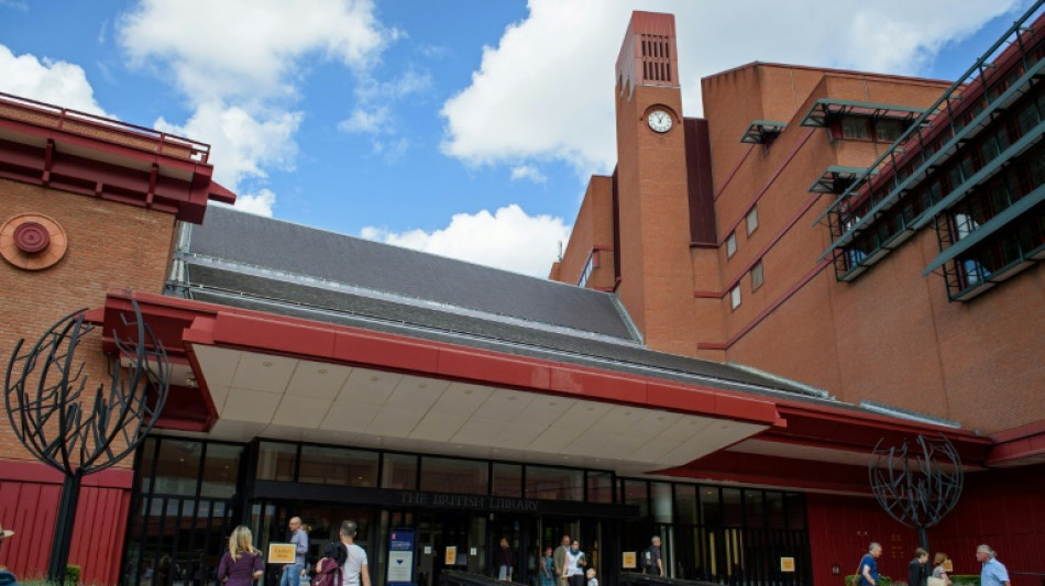 Dos octogenarias ecologistas de Just Stop Oil da&ntilde;an una vitrina de la "Magna Carta" brit&aacute;nica