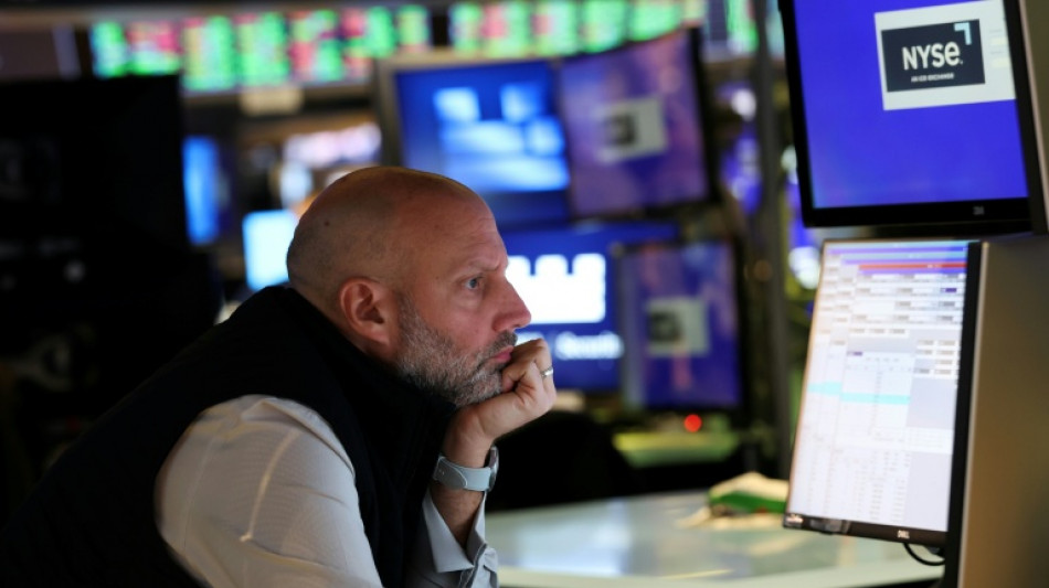 Wall Street termine en baisse, min&eacute;e par les banques r&eacute;gionales et la Chine