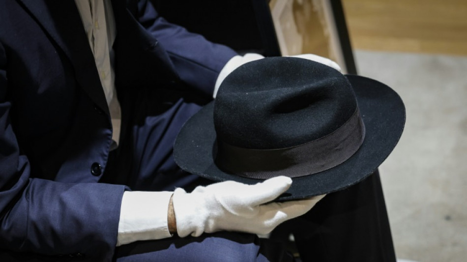 Chap&eacute;u usado por Michael Jackson durante 'moonwalk' &eacute; arrematado por US$ 82 mil