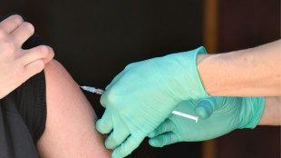 Un hombre que se vacunó 217 veces contra el covid no sufrió efectos secundarios, según un estudio