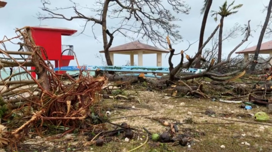 El tifón Mawar se aleja Guam tras causar estragos