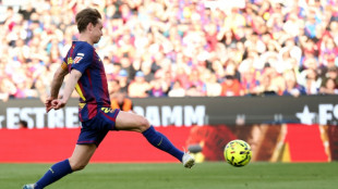 Frenkie de Jong sofre les&atilde;o muscular e vai desfalcar Barcelona por mais de um m&ecirc;s