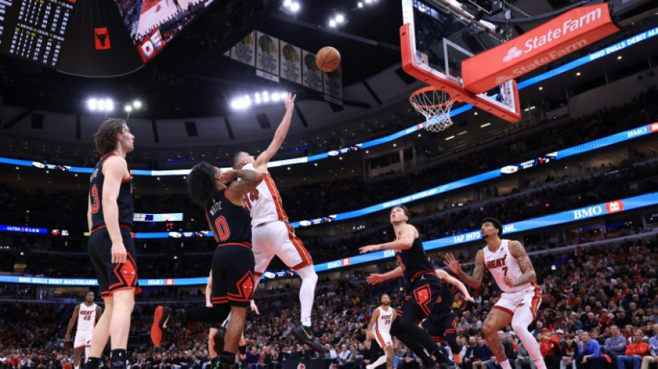 Heat scorch Bulls to advance, Mavericks upset Kings