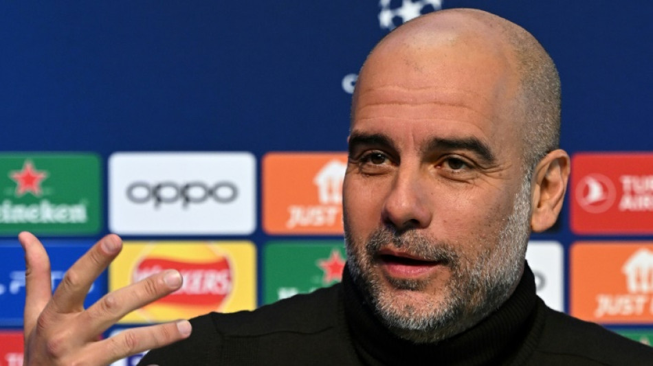 Guardiola rende homenagem a t&eacute;cnico Terry Venables, falecido no domingo
