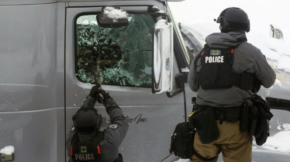 Policía retoma por la fuerza parte del control del centro de Ottawa