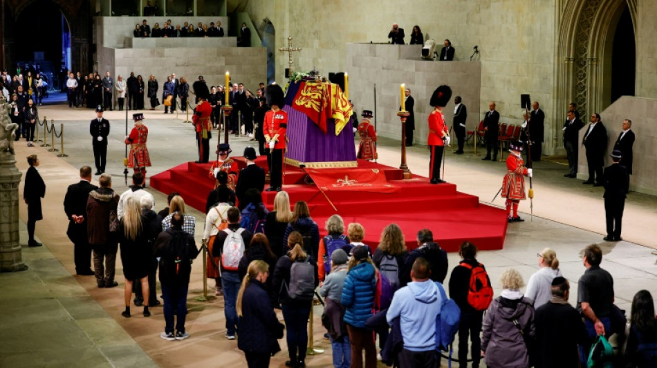 Plus de 250.000 personnes ont défilé devant le cercueil d'Elizabeth II