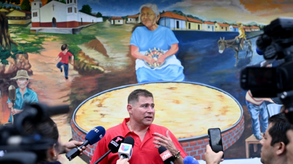 Jornalista de El Salvador diz que foi deportado dos EUA por reportar pris&otilde;es de imigrantes