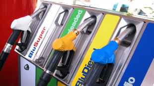 La benzina &egrave; in lieve calo, al self a 1,824 euro al litro