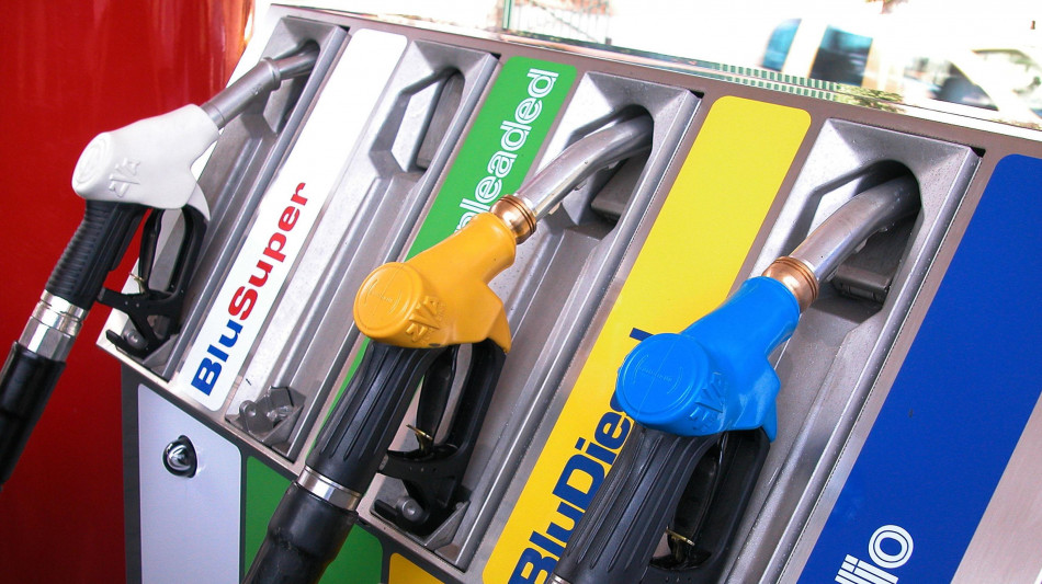Qe, ribassi per i carburanti, benzina self a 1,761 euro