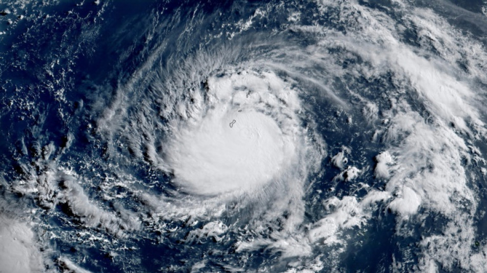 El potente tifón Mawar se aleja de Guam tras una noche de estragos