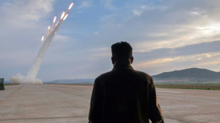 El líder norcoreano supervisa el lanzamiento múltiple de cohetes