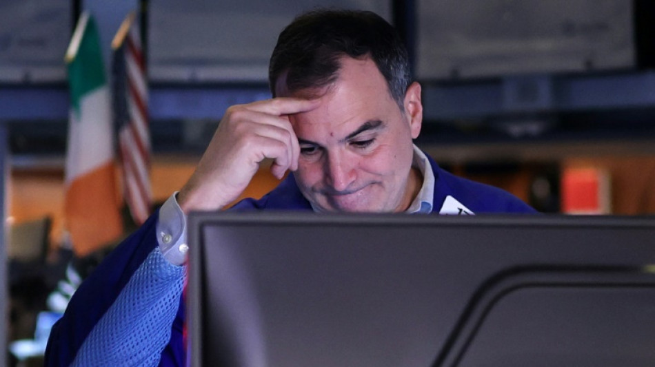 Les marchés mondiaux terminent la semaine fébriles, fuite des actifs américains