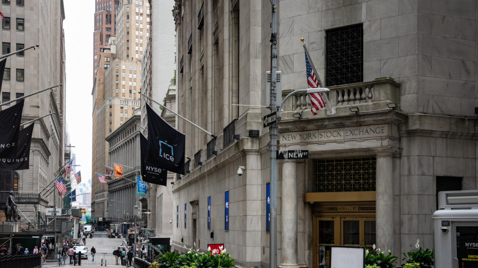 Wall Street chiude negativa, Dj -0,77%, Nasdaq -0,22%