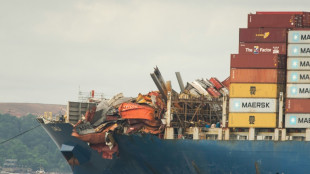 El portacontenedores que destruyó un puente de Baltimore, en EEUU, remolcado a un astillero