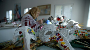 El taller de Albania que fabrica máscaras venecianas para todo el mundo