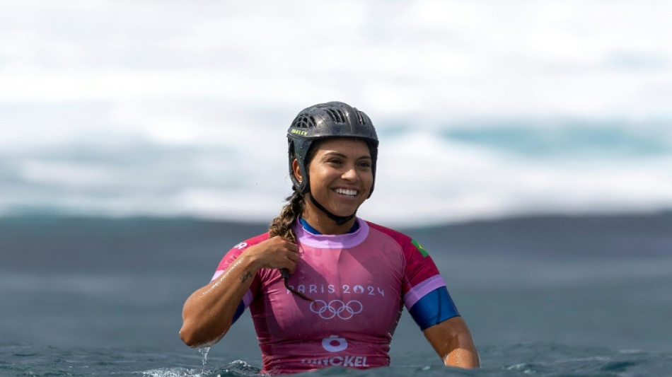 Tati Weston-Webb e Tain&aacute; Hinckel vencem na repescagem e v&atilde;o &agrave;s oitavas do surfe em Paris-2024