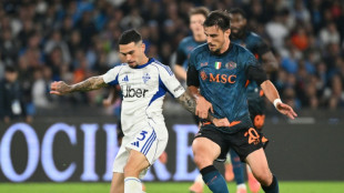 Napoli trope&ccedil;a com Como no Italiano e fica com lideran&ccedil;a amea&ccedil;ada