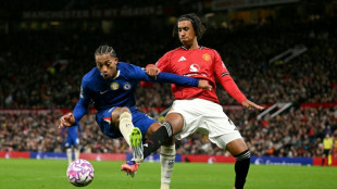 Foot: Manchester United bat Chelsea (2-1) dans un match riche en p&eacute;rip&eacute;ties