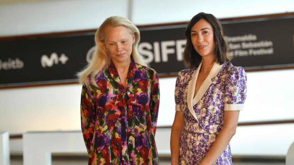 Gia Coppola e Pamela Anderson fecham se&ccedil;&atilde;o oficial em San Sebasti&aacute;n