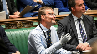 Diputado británico volvió al Parlamento tras amputación de cuatro extremidades