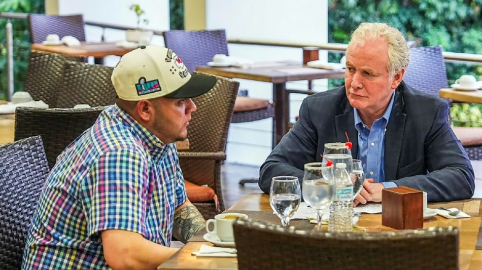 Un s&eacute;nateur am&eacute;ricain r&eacute;ussit &agrave; rencontrer un Salvadorien expuls&eacute; &agrave; tort par l'administration Trump