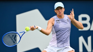 Swiatek cruises, Osaka battles through in Montreal