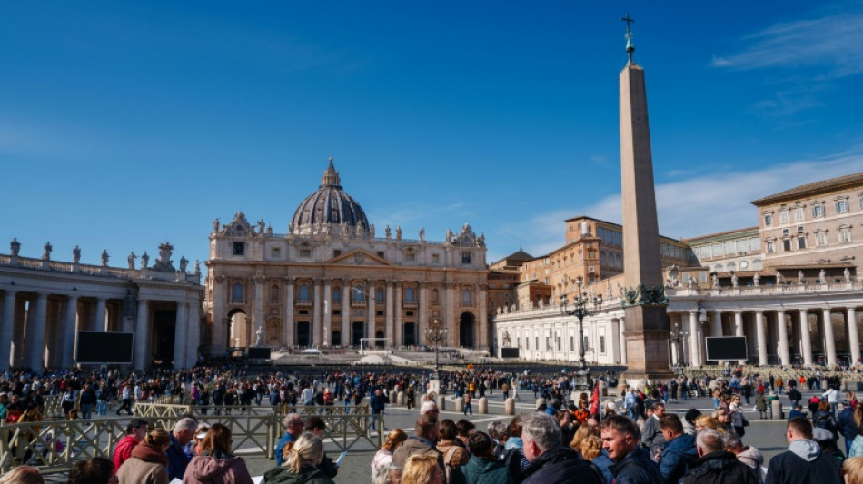 En un Vaticano sin el papa, los fieles se debaten entre la oraci&oacute;n y el turismo