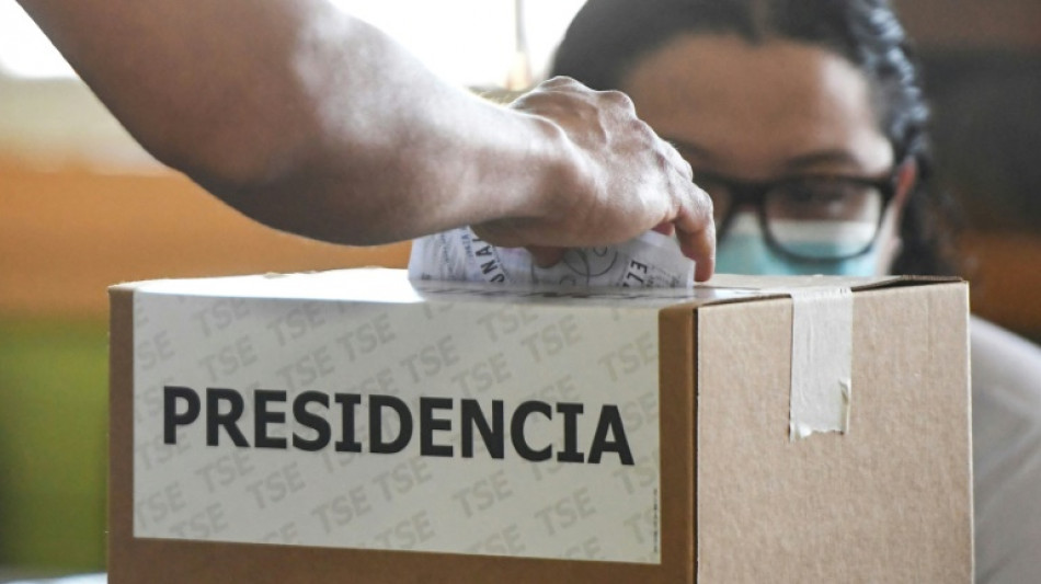 Costa Rica: cl&ocirc;ture du scrutin pr&eacute;sidentiel pour un second tour &agrave; suspense