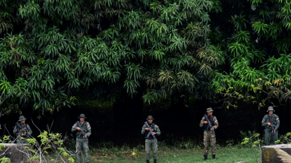 Caracas d&eacute;ploie l'arm&eacute;e pr&egrave;s de la Colombie, Washington frappe des trafiquants pr&eacute;sum&eacute;s