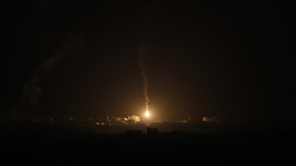 Potenti attacchi su Gaza city, '37 raid in 20 minuti'