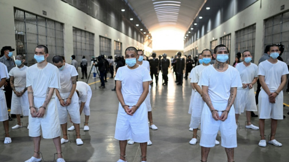 Parentes de venezuelanos deportados para El Salvador criticam proposta de Bukele