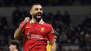 Salah brilha e l&iacute;der Liverpool atropela Tottenham; United perde em casa