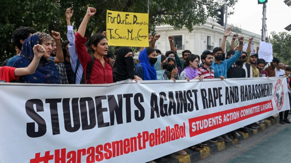 Estudantes protestam contra agress&otilde;es sexuais nas escolas do Paquist&atilde;o