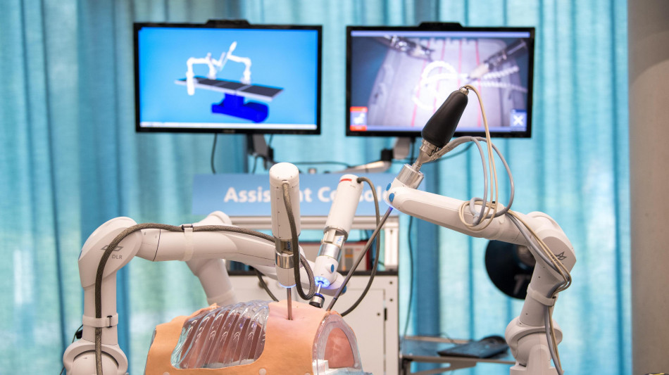 Primo intervento chirurgico fatto da un robot senza aiuto umano
