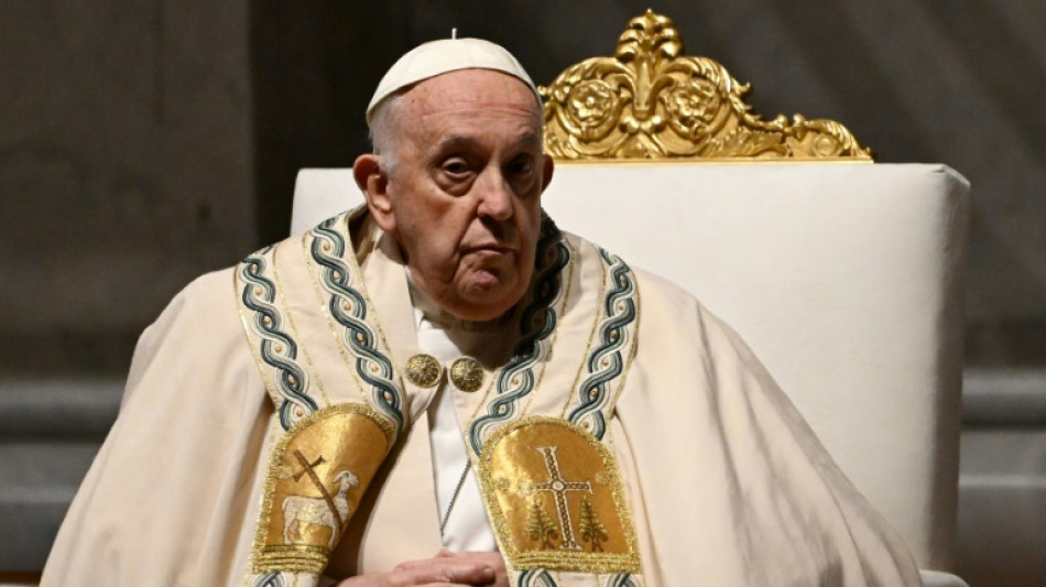 Los católicos esperan al papa para la misa de Pascua