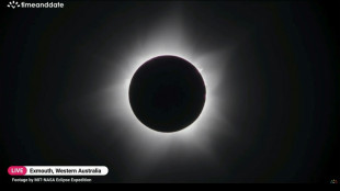 Eclipse solar total encanta observadores no Pacífico