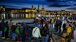 Gedenken an Luftangriffe auf Dresden: Unbekannte beschädigen Kerzen und Kränze