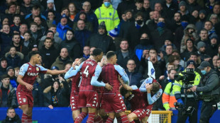 Foot: Digne touch&eacute; par une bouteille jet&eacute;e des tribunes contre son ancien club, Everton