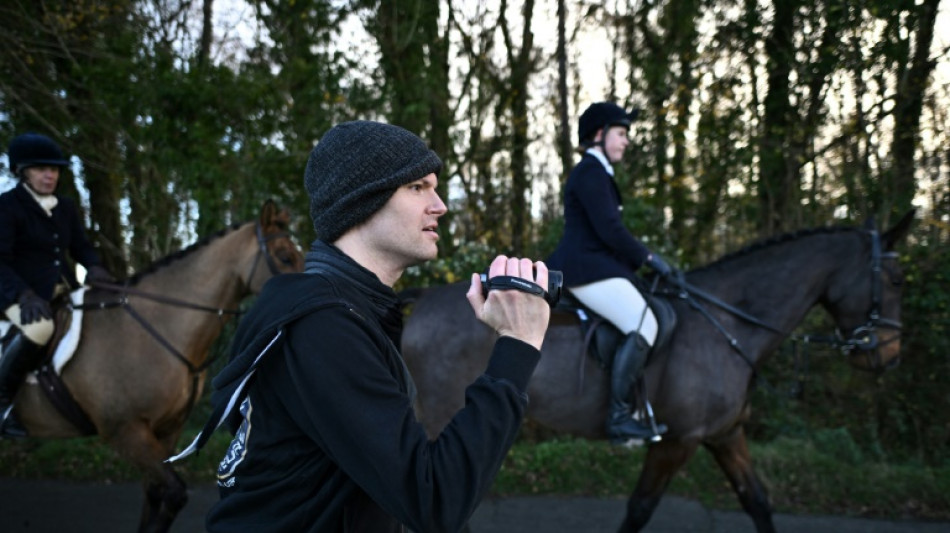 Lutte enrag&eacute;e dans la campagne anglaise autour de la chasse au renard
