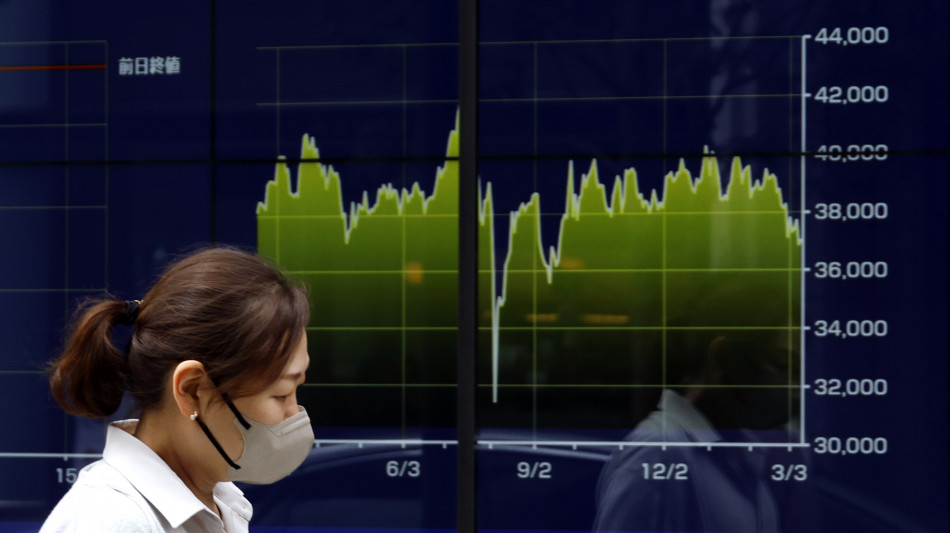 Tokyo perde oltre il 3%, lo yen sale dell'1% sul dollaro
