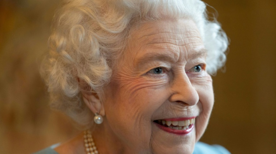 La reina Isabel II da positivo por covid-19 con síntomas "leves"