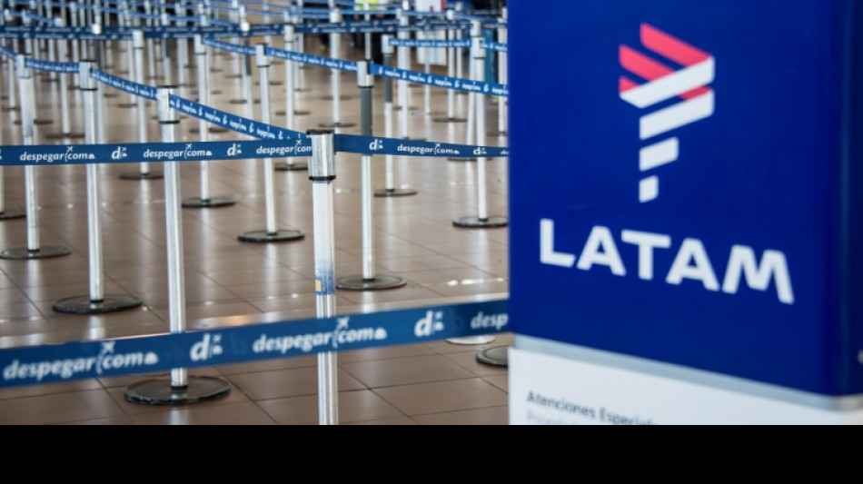 Ingresos de aerolínea LATAM caen 51% en 2021 frente a 2019