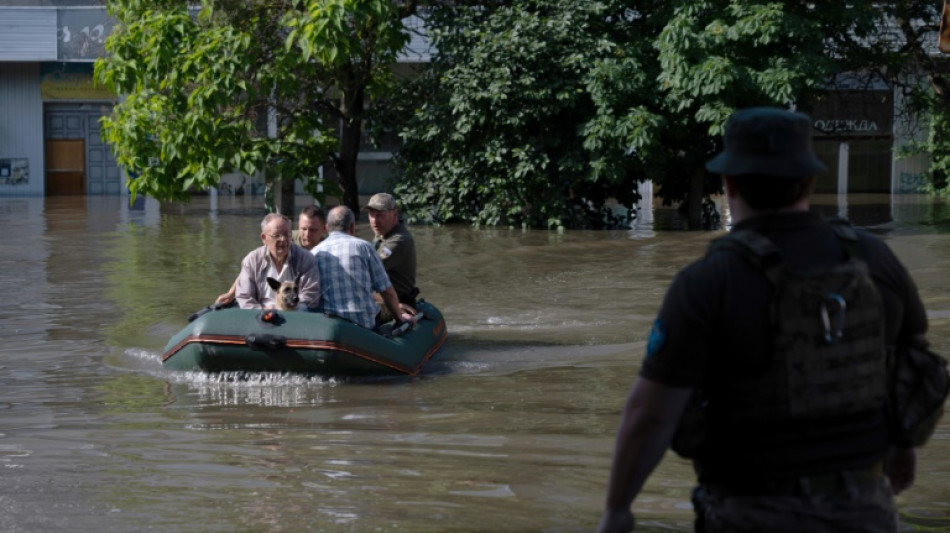 Barrage d&eacute;truit en Ukraine: des milliers de civils &eacute;vacu&eacute;s, Kherson en partie inond&eacute;e