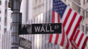 Wall Street chiude in calo con i dazi, Dj -0,94%, Nasdaq -0,92%