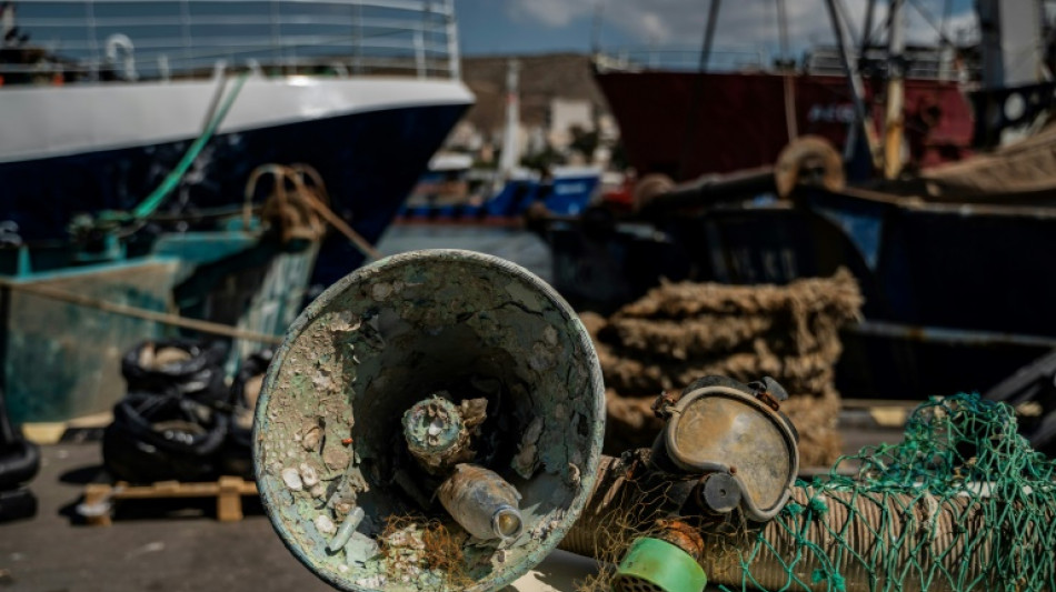 Gr&egrave;ce: dans les filets des p&ecirc;cheurs, des sardines et beaucoup de plastique